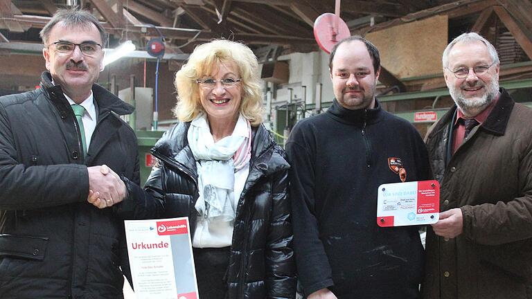 Win-win-Situation: Geschäftsführerin Margit Gatzke ist mit ihrem neuen Mitarbeiter, Kai Kiesel (3. v. l.), zufrieden. Dem wiederum gefällt die Arbeit bei Holz-Bau Schäfer. Nüdlingens Bürgermeister, Harald Hofmann (l.), und Peter Pratsch, Leiter der Lebenshilfe-Initiative 'Mensch inklusive', gratulieren zu dem erfolgreichen Engagement.Reto Glemser       -  Win-win-Situation: Geschäftsführerin Margit Gatzke ist mit ihrem neuen Mitarbeiter, Kai Kiesel (3. v. l.), zufrieden. Dem wiederum gefällt die Arbeit bei Holz-Bau Schäfer. Nüdlingens Bürgermeister, Harald Hofmann (l.), und Peter Pratsch, Leiter der Lebenshilfe-Initiative 'Mensch inklusive', gratulieren zu dem erfolgreichen Engagement.Reto Glemser