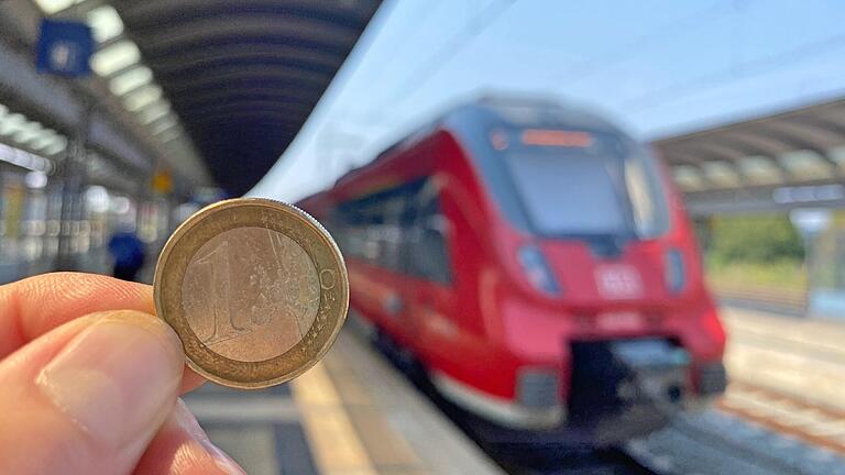 Für einen Euro pro Tag können Schüler und Auszubildende aus dem Landkreis Main-Spessart derzeit im Verkehrsverbund Mainfranken fahren. Im Marktheidenfelder Stadtrat wurde über eine weitere Vergünstigung des Tickets diskutiert. (Symbolbild)