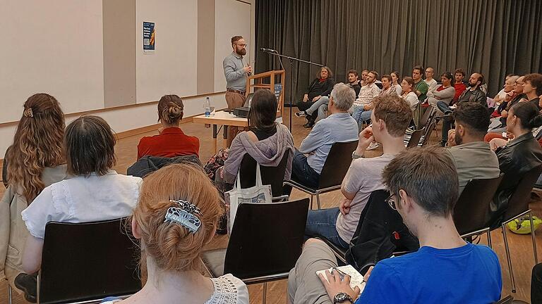 Ruppert-Karakas forscht zu politischen Theorien autoritärer Denkstrukturen, auch der der neuen Rechten in Deutschland.