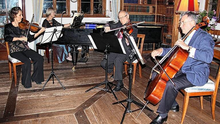 Das K.u.K. Klavierquartett Bad Königshofen gastierte mit Kammermusik im Schloss Friesenhausen: (von links) Susanne Aengeneyndt, Jutta Müller-Vornehm, Wolfram Schmidt und Werner Jaksch. Das K.u.K. Klavierquartett Bad Königshofen gastierte mit Kammermusik im Schloss Friesenhausen: (von links) Susanne Aengeneyndt, Jutta Müller-Vornehm, Wolfram Schmidt und Werner Jaksch.