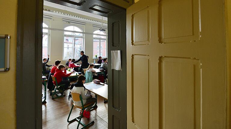 Bildung findet hauptsächlich in Schulen statt. Aber nicht nur dort: Um die Angebote zu verbessern und zu bündeln, wollen sich Stadt und Landkreis Schweinfurt vom Kultusministerium als Bildungsregion zertifizieren lassen. Dafür entsteht derzeit ein umfassendes Konzept. Bildung findet hauptsächlich in Schulen statt. Aber nicht nur dort: Um die Angebote zu verbessern und zu bündeln, wollen sich Stadt und Landkreis Schweinfurt vom Kultusministerium als Bildungsregion zertifizieren lassen. Dafür entsteht derzeit ein umfassendes Konzept.