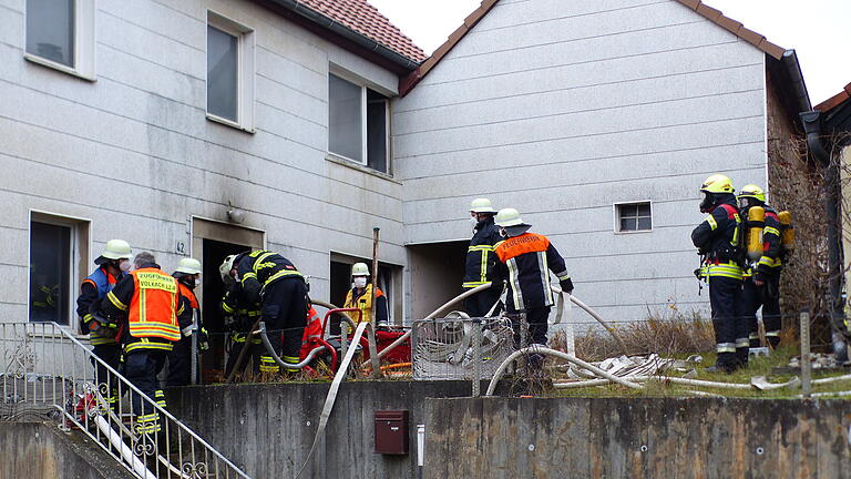 Großeinsatz für Feuerwehr und Rettungsdienst. In Krautheim kam es zum Brand eines Einfamilienhauses. Das Untergeschoß brannte vollständig aus. Zwei Personen wurden vor Ort ärztlich behandelt, eine Person kam in das Krankenhaus.