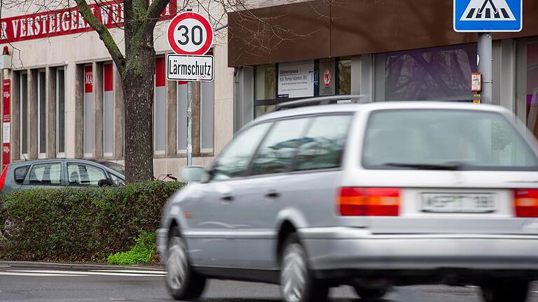 Rund 380 Kommunen in Deutschland beteiligen sich an der Initiative für mehr Entscheidungsfreiheit bei der Einführung von Tempo 30. Auch mehrere Städte in Unterfranken sind dabei. Rund 380 Kommunen in Deutschland beteiligen sich an der Initiative für mehr Entscheidungsfreiheit bei der Einführung von Tempo 30. Auch mehrere Städte in Unterfranken sind dabei.