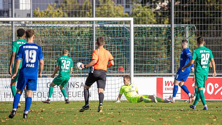 Arlind Morina (nicht im Bild) trifft zur Führung für Regensburg. FV-Torhüter André Koob kann dem Ball nur hinterherschauen.