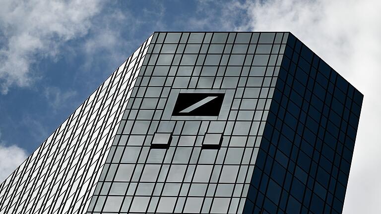 Deutsche Bank Zentrale in Frankfurt am Main       -  Die Deutsche Bank investiert in Beratung per Video und Telefon - und schließt kleinere Filialen (Archivfoto).