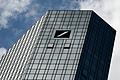 Deutsche Bank Zentrale in Frankfurt am Main       -  Die Deutsche Bank investiert in Beratung per Video und Telefon - und schließt kleinere Filialen (Archivfoto).