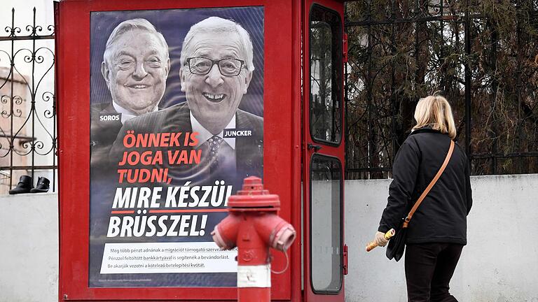 Auf Plakaten lässt der ungarische Regierungschef Orbán den EU-Kommissionspräsidenten Claude Junkcker als Volksfeind darstellen. Auf Plakaten lässt der ungarische Regierungschef Orbán den EU-Kommissionspräsidenten Claude Junkcker als Volksfeind darstellen.