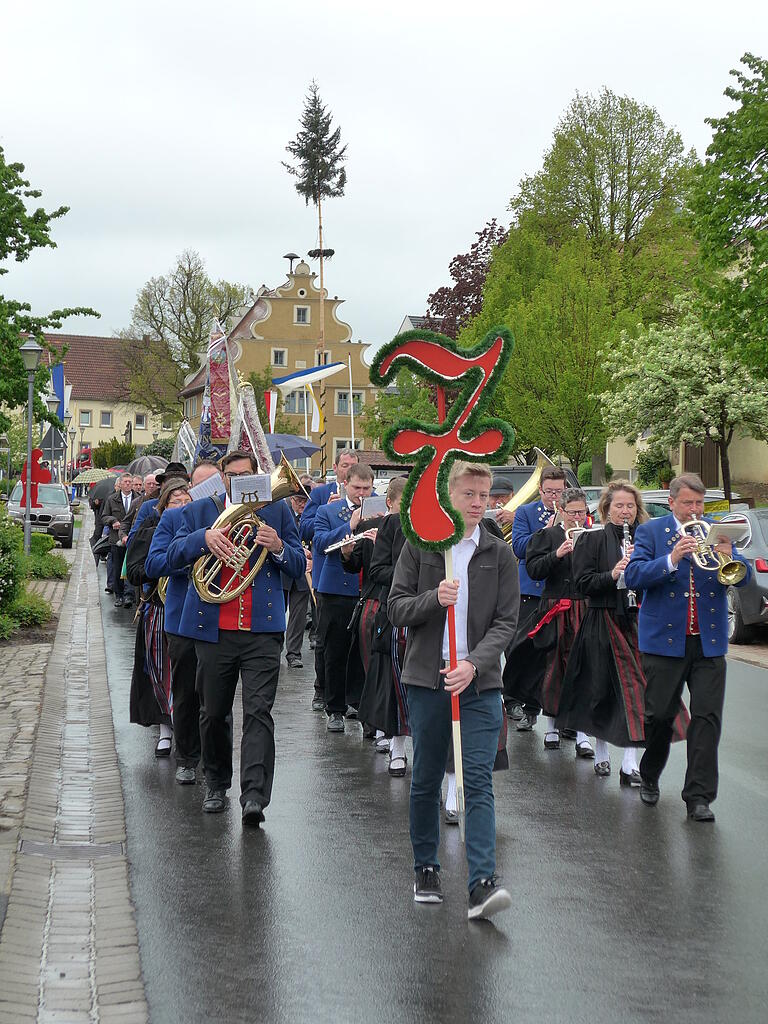 Jede Menge Schirmherren und willkommener Nieselregen beim Festzug in Gaukönigshofen. Jede Menge Schirmherren und willkommener Nieselregen beim Festzug in Gaukönigshofen.