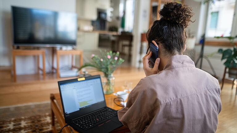 Ergonomisch günstig sieht anders aus: Arbeiten auf der Wohnzimmercouch kann auf die Gesundheit gehen. Doch ob Homeoffice generell ungesund ist, darüber gibt es unter Experten unterschiedliche Meinungen.&nbsp;