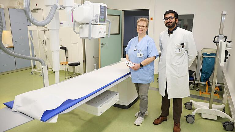 Radiologie-Chefarzt Privatdozent Dr. Manoj Mannil und die leitende MTRA Ursula Zenkert demonstrieren das neue Röntgengerät  im Caritas-Krankenhaus Bad Mergentheim.