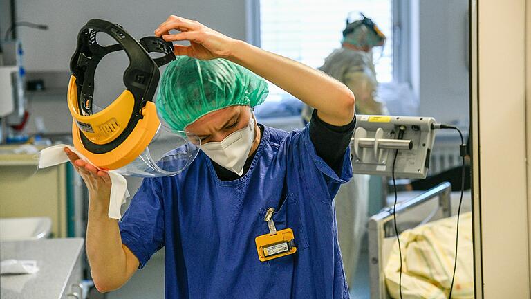 Nach jedem Patientenkontakt müssen die Pflegekräfte ihre Ausrüstung desinfizieren. Nach jedem Patientenkontakt müssen die Pflegekräfte ihre Ausrüstung desinfizieren.