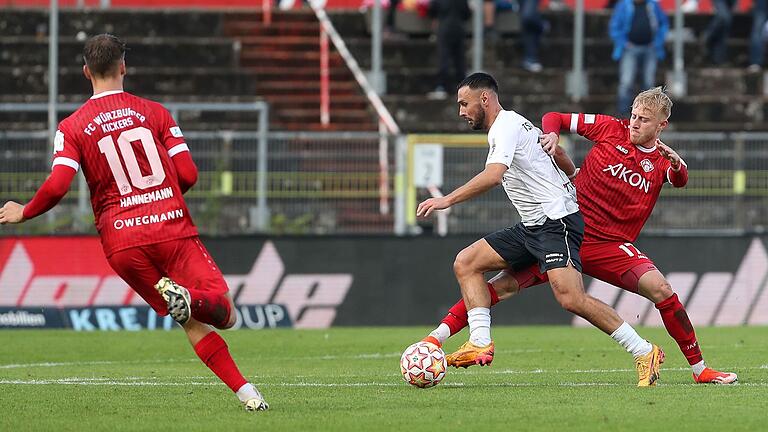 Die Würzburger Kickers mit Moritz Hannemann (links) und Jonas Wieselsberger (rechts) mussten sich gegen Timo Pitter und den TSV Aubstadt mit einem 1:1 begnügen.