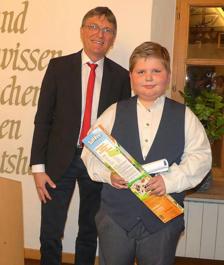 Gerade mal zehn Jahre alt ist Florian Sieler. Der junge Mann rettete durch sein umsichtiges Handeln Leben und brachte die Feuerwehr zum Brandort. Bürgermeister Ulrich Werner lobte Florian, der im Ortsteil Garstadt wohnt. Gerade mal zehn Jahre alt ist Florian Sieler. Der junge Mann rettete durch sein umsichtiges Handeln Leben und brachte die Feuerwehr zum Brandort. Bürgermeister Ulrich Werner lobte Florian, der im Ortsteil Garstadt wohnt.