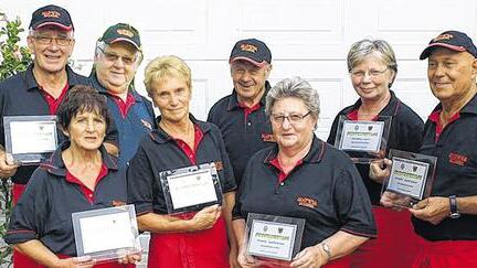 Bestes Küchenteam und Weltmeister am Zapfhahn: Zum Abschluss der &bdquo;Sennfelder Tage&ldquo; ehrten die Meduneser Freunde mit gravierten Tafeln die Sennfelder Frauen und Männer, (von links) Klaus Metzner, Renate Kager, Peter Leubner, Lore Schäfer, Heiner Ludwig, Beate Leubner, Ursula  Metzner und Helmut Kager.