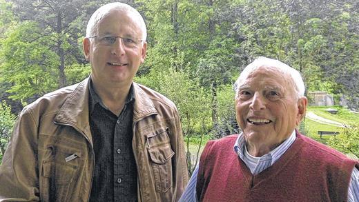 Gratulation vom Bürgermeister: Als Norbert Endres dem Jubilar die Hand schüttelt, strahlt Hans Rädlein übers ganze Gesicht.