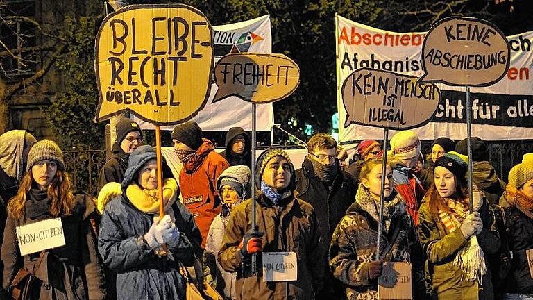 Beim Besuch von Angela Merkel in Würzburg gab es vor dem CCW eine Demonstration gegen die Abschiebung nach Afghanistan.