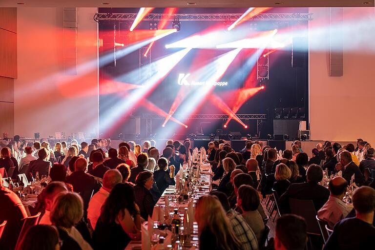 Farbenfroh verlief die Einweihungsfeier von Kunert Wellpappe für die Mitarbeiter in der Stadthalle.