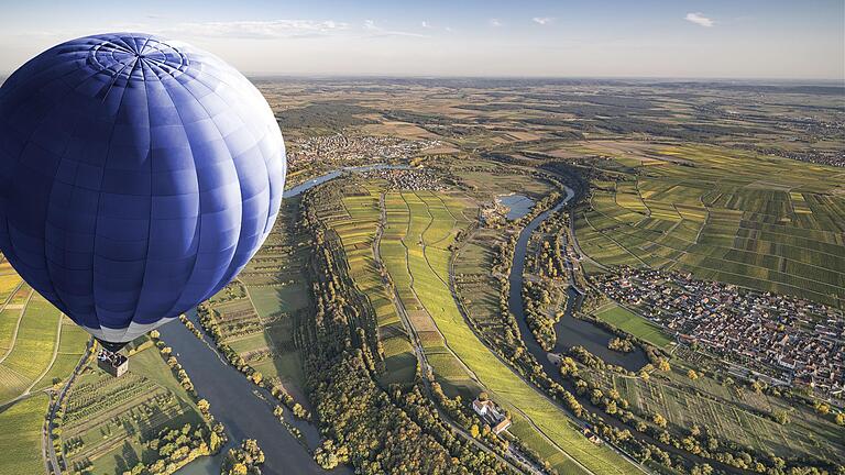 Auch von oben schön: Dieses Foto mit Heißluftballon ziert die neue Ausgabe der 'Mainzeit'. In dem offiziellen Gästejournal der Volkacher Mainschleife ist diesmal unter anderem eine Geschichte übers Ballonfahren zu lesen. Das Magazin hat über 100 Seiten.