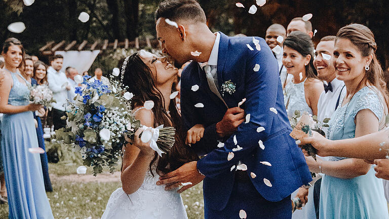Oft steckt hinter einer Hochzeit ein perfekt vorbereitetes Event. Durch die Pandemie waren Planungen fast unmöglich – für manche ein Grund, den Termin noch einmal um ein Jahr zu verschieben. Oft steckt hinter einer Hochzeit ein perfekt vorbereitetes Event. Durch die Pandemie waren Planungen fast unmöglich – für manche ein Grund, den Termin noch einmal um ein Jahr zu verschieben. 