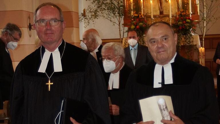 Pfarrer Reinhold Völler mit Dekan Rudi Rupp (links) beim feierlichen Auszug aus der Kirche. Pfarrer Reinhold Völler mit Dekan Rudi Rupp (links) beim feierlichen Auszug aus der Kirche.