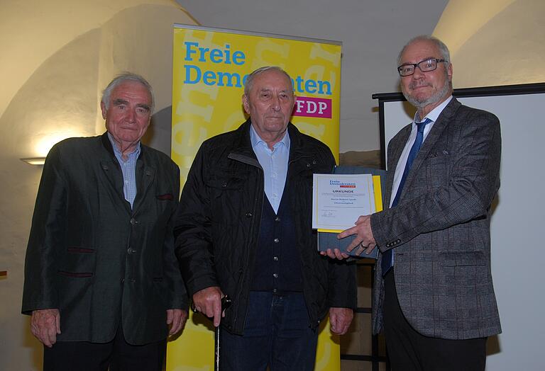 Die FDP-Urgesteine im Landkreis, Erhard Greulich (von links) und Robert Senft, ehrte Kreisvorsitzender Hans Müller.