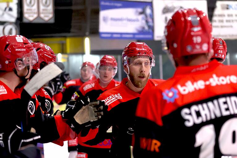 Haßfurts Jakub Sramek (Mitte) hat am Wochenende gegen Vilshofen seinen 500. Scorerpunkt für die Haßfurt Hawks markiert. Für diese ESC-Bestmarke benötigte der  Tscheche gerade einmal 157 Spiele.