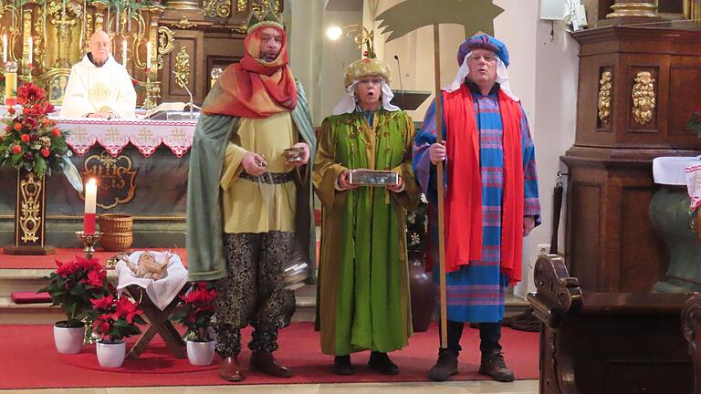 Entsendung der prominenten Sternsinger am Kreuzberg: Vor dem Altar stehend, wünschten sie allen ein 'fröhliches Jahr, Caspar, Melchior, Balthasar!'. Im Bild (von links)  Pater Andlinger, Matthias Hüttner, Eva Böhm und Georg Seiffert.