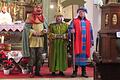 Entsendung der prominenten Sternsinger am Kreuzberg: Vor dem Altar stehend, wünschten sie allen ein 'fröhliches Jahr, Caspar, Melchior, Balthasar!'. Im Bild (von links)  Pater Andlinger, Matthias Hüttner, Eva Böhm und Georg Seiffert.