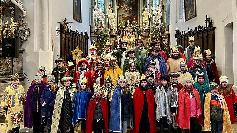 42 Kinder zogen nach dem Gottesdienst durch ganz Volkach und brachten den Segen.