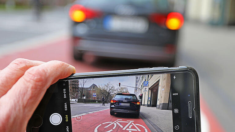 Oliver Berg, dpa, Falschparker.jpg       -  Das gibt eine Anzeige: Ein Auto steht auf dem Fahrradweg.