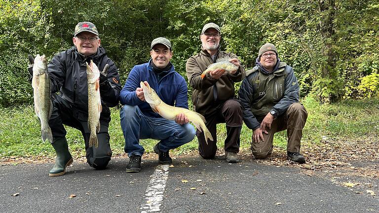 Unser Foto zeigt die erfolgreichen Teilnehmer des Herbstangelns an der Saale (von links): Udo Sell, Viktor Kibe, Andreas Müller und Wiegemeister Andreas Reuß.       -  Unser Foto zeigt die erfolgreichen Teilnehmer des Herbstangelns an der Saale (von links): Udo Sell, Viktor Kibe, Andreas Müller und Wiegemeister Andreas Reuß.