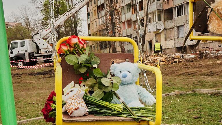 Ukrainiekrieg - Krywyj Rih       -  Bei einem russischen Luftangriff in der Ukraine sind mehrere Kinder und Jugendliche getötet worden.
