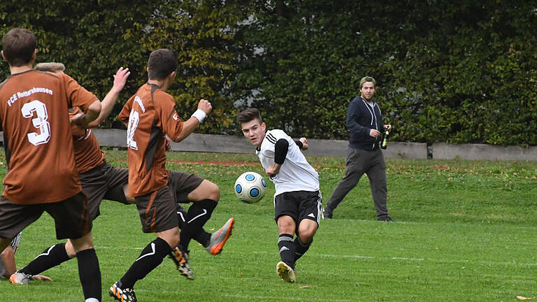 Voller Einsatz bei einem Spiel im vergangenen Oktober: Ein Spieler der 1. Mannschaft des TSV Steinach (rechts) in der Begegnung mit den Rottershäusern in der Kreisklasse.  Foto: Hopf       -  Voller Einsatz bei einem Spiel im vergangenen Oktober: Ein Spieler der 1. Mannschaft des TSV Steinach (rechts) in der Begegnung mit den Rottershäusern in der Kreisklasse.  Foto: Hopf