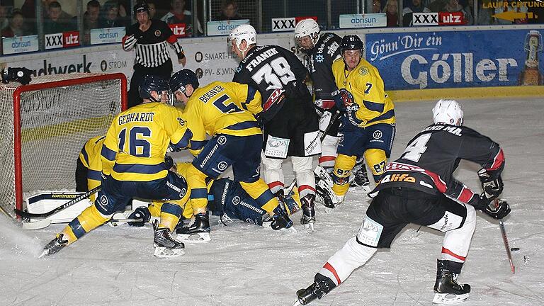 Ein typisches Bild: So sah es des Öfteren aus vor dem Tor der Pfaffenhofener „Ice Hogs“, die mit Mann und Maus verteidigten und mit Philipp Hähl einen exzellenten Schlussmann hatten. Ein typisches Bild: So sah es des Öfteren aus vor dem Tor der Pfaffenhofener „Ice Hogs“, die mit Mann und Maus verteidigten und mit Philipp Hähl einen exzellenten Schlussmann hatten.