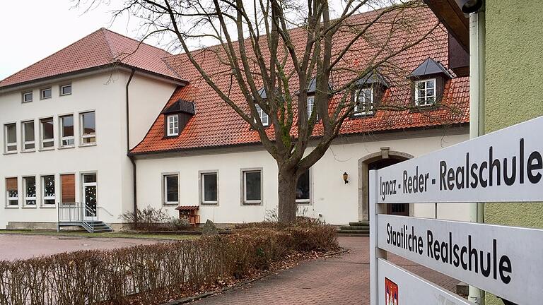 Weit weg von einer modernen Bildungsstätte ist der älteste Komplex der Ignaz-Reder-Realschule Mellrichstadt. Das alte Krankenhaus wird in den kommenden Monaten grundlegend saniert.