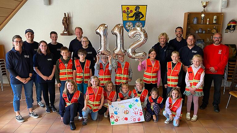 Die Freiwillige Feuerwehr Uettingen hat eine Kinderfeuerwehr gegründet. 14 Kinder ab der dritten Klasse haben ihren Beitritt mit ihrem Handabdruck bezeugt und Zweiter Bürgermeister Johannes Krämer, Kommandant Fabian Rößler, Vorsitzender Horst Walter und Kinder-Gruppenleiterin Ramona Schmidt haben zusammen mit KBM Holger Pfeuffer (Neubrunn) und Tom Franke (FFW Abschnittswart West) die Kinder begrüßt.