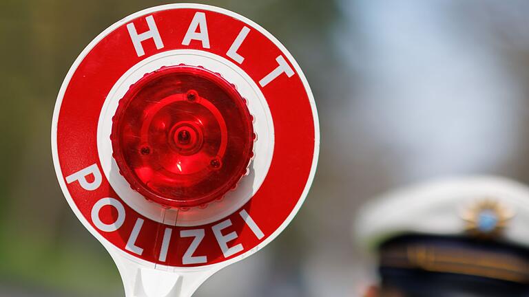 Polizeikontrolle       -  Schleierfahnder haben in Oberfranken ein Auto aus dem Verkehr gezogen, das 410 Kilo verbotene Böller aus Polen geladen hatte. (Symbolbild)