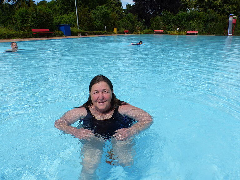 Marianne Müller, Gerlachshausen: Ich bin eine traditionelle Schwimmerin in Volkach. Was ist das doch für ein herrlicher Tag heute! Und den Bauzaun nehme ich gerne in Kauf – der wird ja wohl wieder verschwinden. Was mich geärgert hat war das lange Hickhack um die Wiedereröffnung. Ein richtiges Theater.