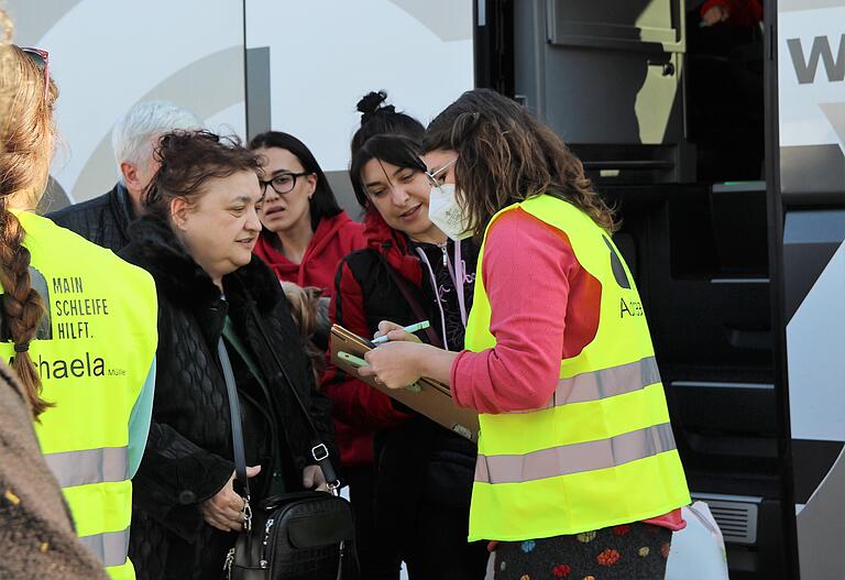 Nachdem die ukrainischen Flüchtlinge aus dem Bus ausgestiegen sind, protokolliert Helferin Andrea Rauch (rechts) deren Namen und bringt sie zu den Gastfamilien. Nachdem die ukrainischen Flüchtlinge aus dem Bus ausgestiegen sind, protokolliert Helferin Andrea Rauch (rechts) deren Namen und bringt sie zu den Gastfamilien.