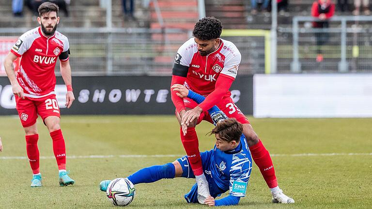 Andre´Becker (39) von den Würzburger Kickers im Zweikampf mit Tatsuya Ito (37) vom 1. FC Magdeburg. Der Ex-Rothosen-Stürmer geht künftig für Viktoria Köln auf Torejagd. Andre´Becker (39) von den Würzburger Kickers im Zweikampf mit Tatsuya Ito (37) vom 1. FC Magdeburg. Der Ex-Rothosen-Stürmer geht künftig für Viktoria Köln auf Torejagd.