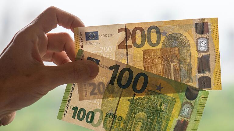 300 Euro – auf diesen Betrag beläuft sich die Energiepreispauschale, die ab Mitte Dezember auch Rentnerinnen und Rentner ausbezahlt werden soll. 300 Euro – auf diesen Betrag beläuft sich die Energiepreispauschale, die ab Mitte Dezember auch Rentnerinnen und Rentner ausbezahlt werden soll.