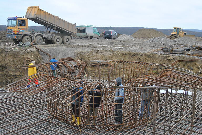 Für das mächtige Fundament eines Windrads (hier ein Archivbild) werden große Mengen Beton und Stahl verbaut. Wenn ein Windrad stillgelegt und abgebaut wird, muss auch das Fundament restlos aus dem Boden verschwinden, so ist es vertraglich vorgeschrieben. Für das mächtige Fundament eines Windrads (hier ein Archivbild) werden große Mengen Beton und Stahl verbaut. Wenn ein Windrad stillgelegt und abgebaut wird, muss auch das Fundament restlos aus dem Boden verschwinden, so ist es vertraglich vorgeschrieben.