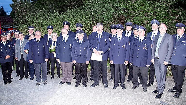 Beim Gemeindefeuerwehrtag wurden einige Mitglieder für 25 Jahre und für 40 Jahre Dienst geehrt. In der ersten Reihe: Geehrte für 40 Jahre, hinten die für 25 Jahre. Mit dabei (von rechts): KBI Andreas Franz, Bürgermeister Wolfram Thein, sowie (von links): Matthias Bernhardt, 2. Kommandant Geroldswind, KBM Simone Halbig, Robert Müller, 1. Kommandant Geroldswind, stellv. Landrat Oskar Ebert, und KBI Ralf Peter Schenk.