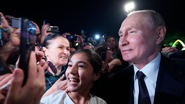 Russlands Präsident Putin.jpeg       -  Wladimir Putin, Präsident von Russland, lässt sich bei einem Arbeitsbesuch in der Republik Dagestan von einer jungen Frau fotografieren.