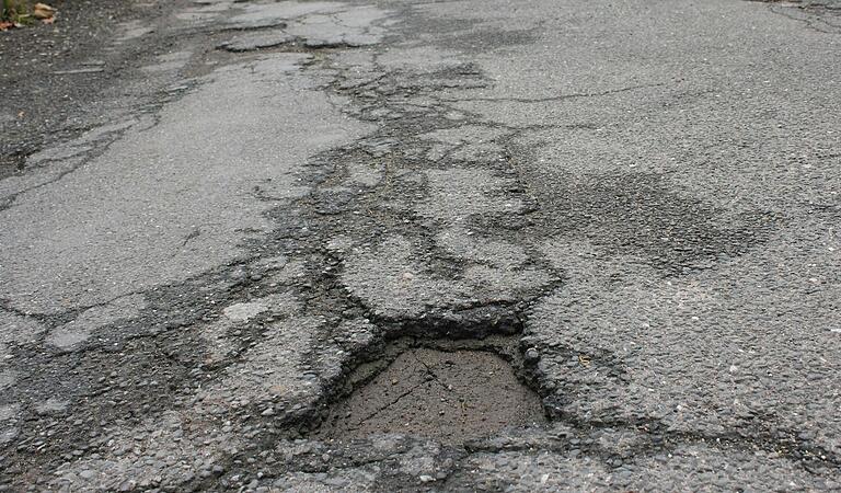 Neben den Entwässerungsrinnen geht es auch den Deckschichten auf den Straßen im Haßbergkreis an den Kragen – diese werden 2024 vielerorts saniert (Symbolfoto). Neben den Entwässerungsrinnen geht es auch den Deckschichten auf den Straßen im Haßbergkreis an den Kragen – diese werden 2024 vielerorts saniert (Symbolfoto).