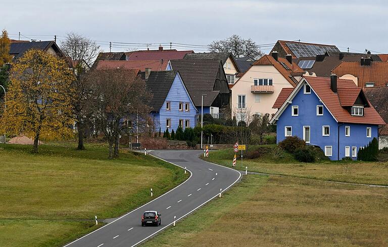 Im Marktheidenfelder Stadtteil Michelrieth (Lkr. Main-Spessart) betreibt das Universelle Leben die 'HG Naturklinik'. Ein Anwohner schätzt, dass&nbsp;mehr als die Hälfte der knapp 540 Einwohner im Ort dem UL angehören.