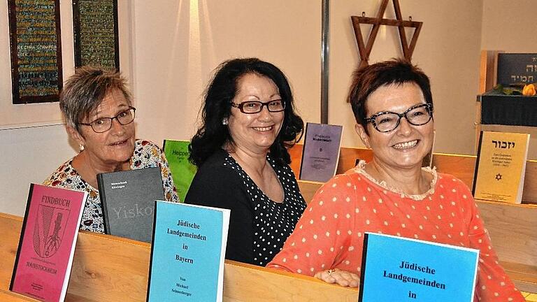 Ausstellungsvorbereitung im September 2015: Brigitte Zalder, Doris Frank und Vereinsvorsitzende Margret Löther (von links).