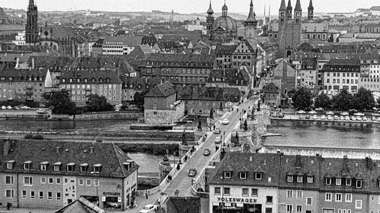 Alte Mainbrücke: Bis 1990 noch Verkehrsachse für Autos       -  Wenn dieser Tage so leidenschaftlich über die Alte Mainbrücke und Konflikte zwischen Fußgängern, Schöpplern und Radfahrern diskutiert wird, fühlen sich ältere Zeitgenossen an Auseinandersetzungen früherer Jahre erinnert: Noch in den 80ern rollte der Autoverkehr über die Brücke, Radlerinitiativen kämpften dagegen an.   Erst im Juni 1990 ließ Oberbürgermeister Jürgen Weber, gerade frisch im Amt, in Eigenregie die Alte Mainbrücke sperren: Er wollte das Verkehrschaos am Vierröhrenbrunnen bändigen, verwies auf den Durchgangsverkehr aus dem Landkreis. Als mehrwöchiger Testlauf gedacht, wurde die Brücke nie mehr für Autos geöffnet &ndash; so beschlossen vom Stadtrat, gegen Widerstand aus der CSU. Sie wollte, als &bdquo;Kompromiss&ldquo;, zumindest morgens und abends Autos über die Brücke fahren lassen.   Dieses historische Foto aus dem Jahr 1966 hat Gerhard Heimbucher bei einer Fahrradtour von der Oberpfalz nach Würzburg von der Festung aus aufgenommen. Damals fuhren die Autos noch in beiden Richtungen über die Brücke.   Heimbucher ist in der Stadt bekannt: Er arbeitete von 1991 bis 2014 an der Umweltstation, in Würzburg lebt der frühere Waldorf-Lehrer seit 1986. Die aktuelle Debatte um die Nutzung der Alten Mainbrücke verfolgt er interessiert bis amüsiert &ndash; so zumindest den Vorschlag einer Geschwindigkeitsbegrenzung: &bdquo;Beim Fahrrad schieben braucht man nämlich doppelt so viel Platz wie beim langsamen Fahren.&ldquo;