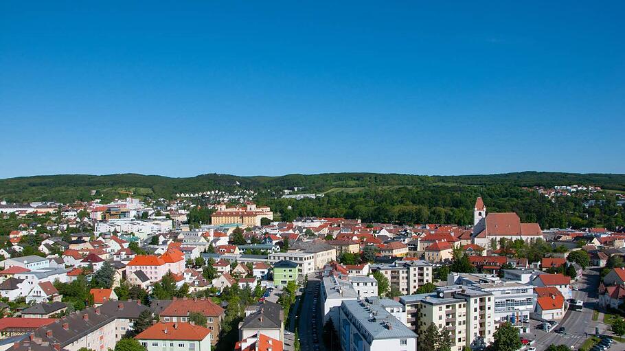 90 Jahre ist Eisenstadt schon Landeshauptstadt des Burgenlands: Blick von oben auf Bad Kissingens österreichische Partnerstadt.  Foto: Heike Krömer       -  90 Jahre ist Eisenstadt schon Landeshauptstadt des Burgenlands: Blick von oben auf Bad Kissingens österreichische Partnerstadt.  Foto: Heike Krömer