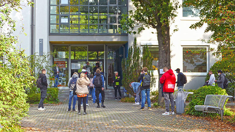 Erstsemester-Studierende betreten diszipliniert die Räumlichkeiten der FHWS

am Röntgenring.